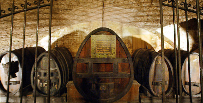 Najstarsze białe wino w beczce